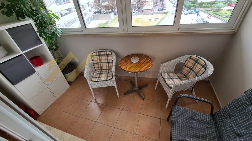 ŽNJAN, ONE BEDROOM APARTMENT WITH PARKING PLACE IN THE GARAGE, LONG TERM