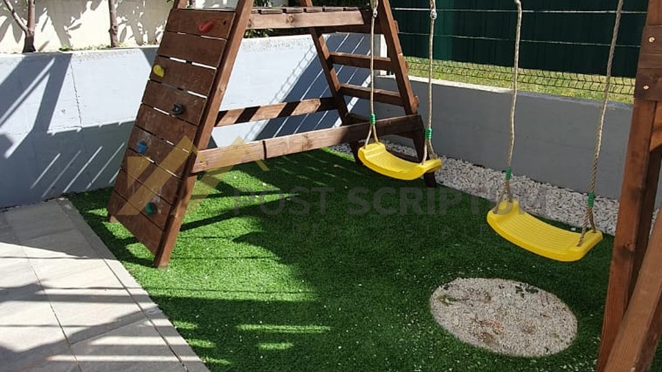 SEGET DONJI, NOVOUREĐEN DVOSOBAN S TERASOM I BAZENOM