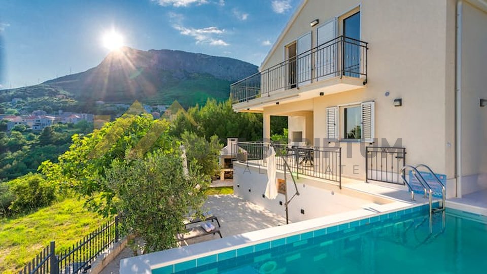 SKROVITA VILA S BAZENOM, JACUZZIJEM I PREDIVNIM VRTOM