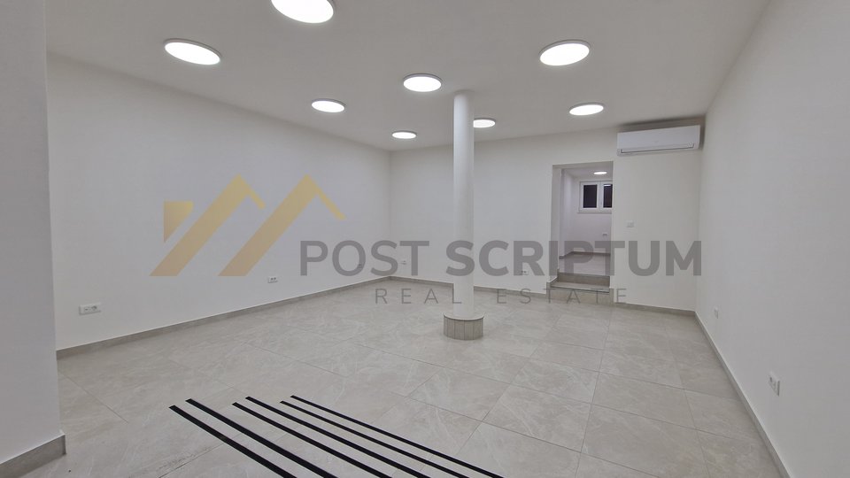 SOLIN, RENOVATED COMMERCIAL PROPERTY WITH PARKING SPACE