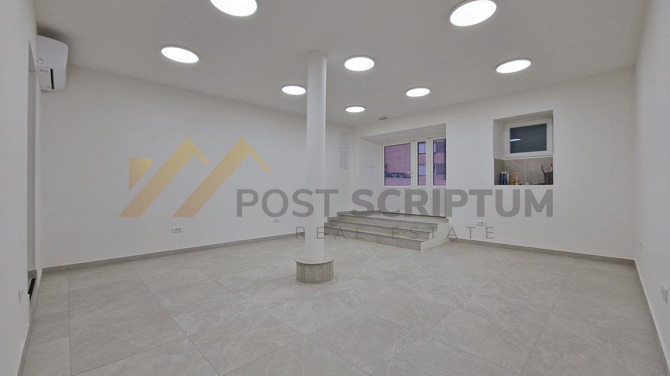 SOLIN, RENOVATED COMMERCIAL PROPERTY WITH PARKING SPACE