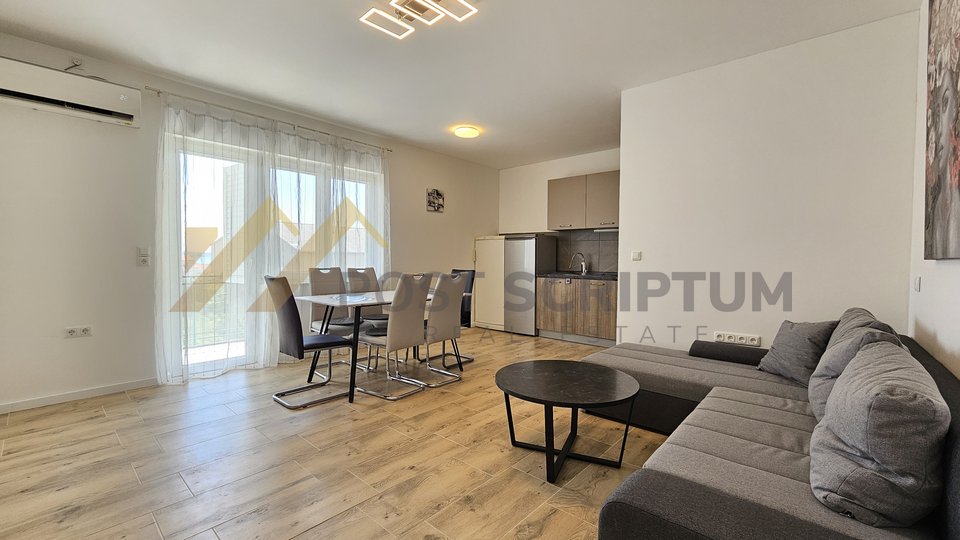 COMFORTABLE THREE BEDROOM APARTMENT WITH PARKING AND GARDEN