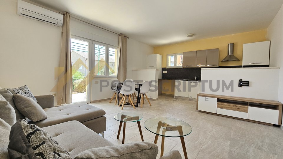 COMFORTABLE THREE BEDROOM APARTMENT WITH PARKING AND GARDEN