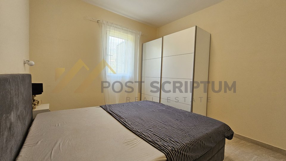 COMFORTABLE THREE BEDROOM APARTMENT WITH PARKING AND GARDEN