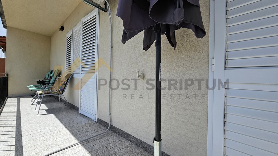 HOUSE IN KAŠTEL GOMILICA ON TWO FLOORS, FOUR PARKING SPACES